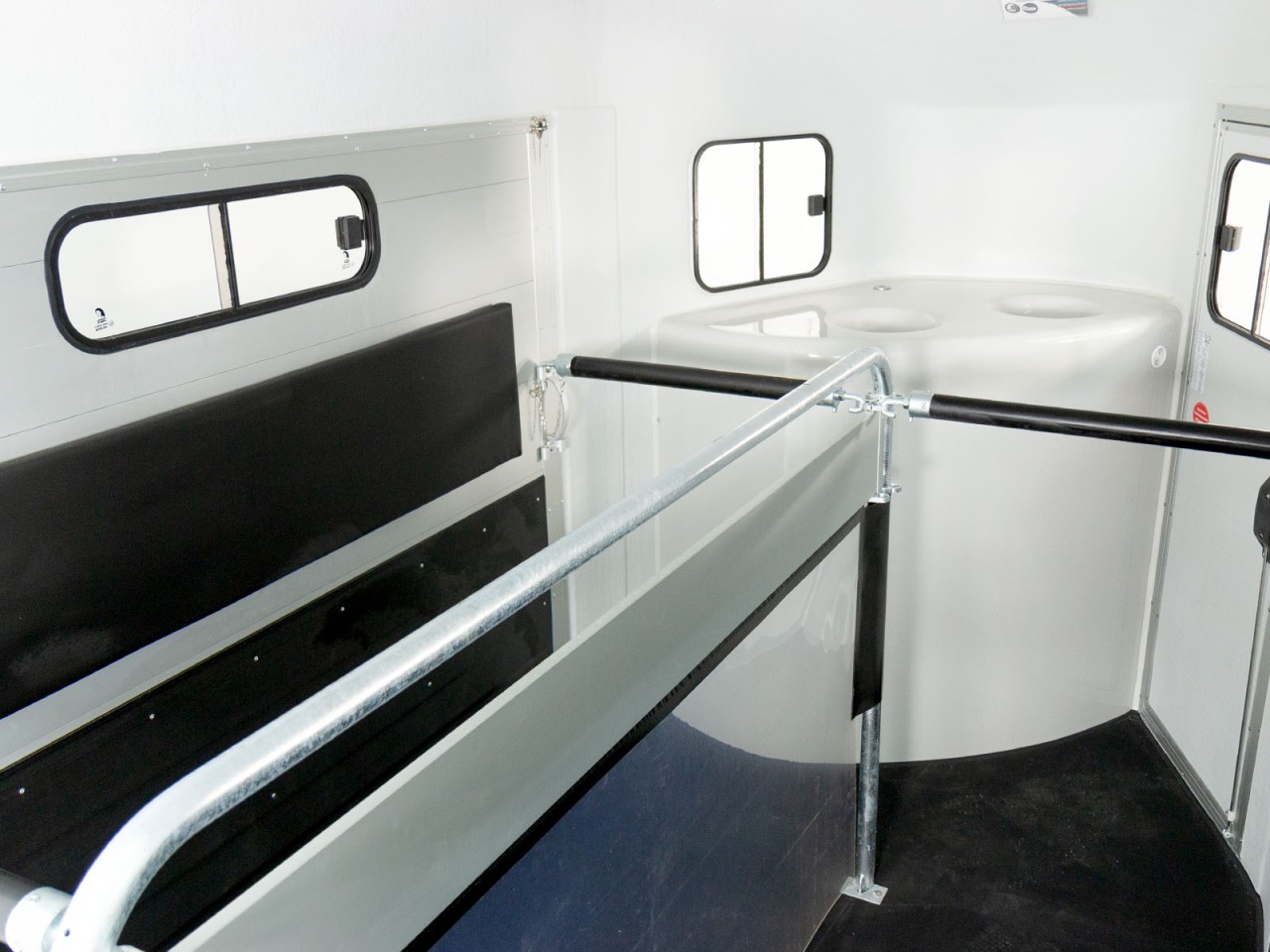 Cheval Liberte Pferdeanhänger GOLD 3, Premium, Pullman 2, Sattelkammer, grau-Neu – Bild 7