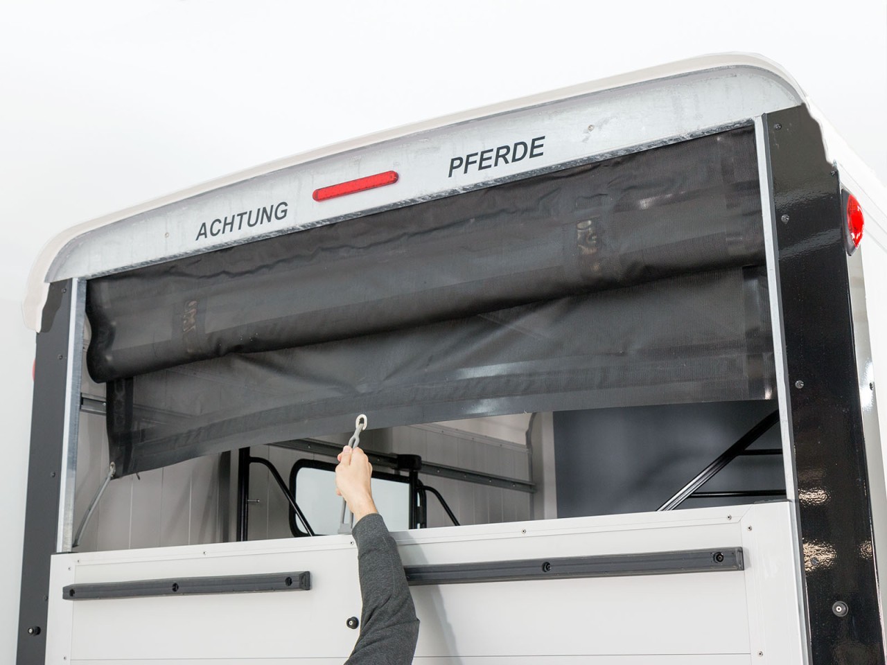 Cheval Liberte Pferdeanhänger Maxi 3, 3 Pferde, Pullmann 2 Fahrwerk, weiß-Neu – Bild 6